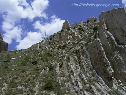 Estratos verticales en Aliaga (Teruel)