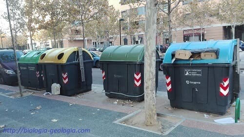Contenedores para reciclar residuos en una calle